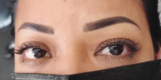 The appearance of a woman's eyebrows after the Combo Brows technique.