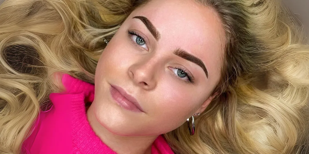 A girl with Combo Brows - A combination of the Microblading and Shading techniques.
