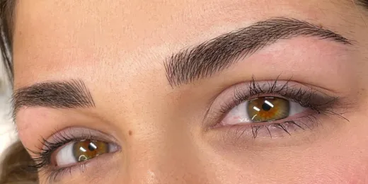The appearance of a woman's eyebrows after the Microblading technique.