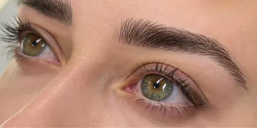The appearance of a woman's eyebrows after the Microblading technique.