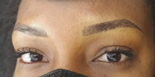 The appearance of a woman's eyebrows after the Microblading technique.