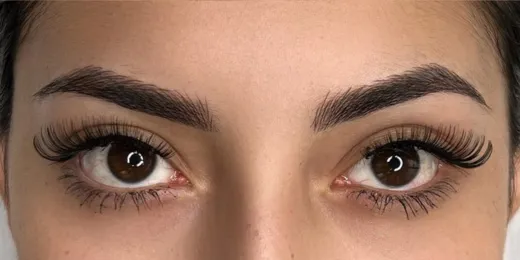 The appearance of a woman's eyebrows after the Microblading technique.