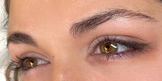 The appearance of a woman's eyebrows before the Microblading technique.