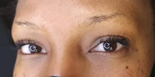 The appearance of a woman's eyebrows before the Microblading technique.