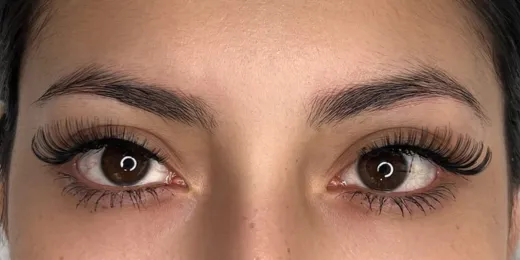 The appearance of a woman's eyebrows before the Microblading technique.