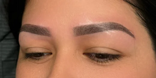 The appearance of a woman's eyebrows after the Shading technique.