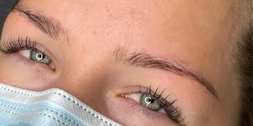 The appearance of a woman's eyebrows before the Shading technique.