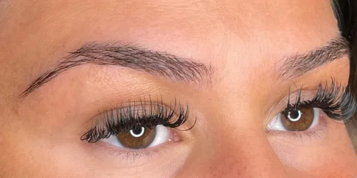 The appearance of a woman's eyebrows before the Shading technique.