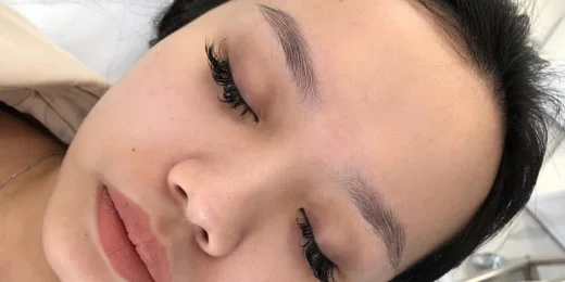 The appearance of a woman's eyebrows before the Shading technique.